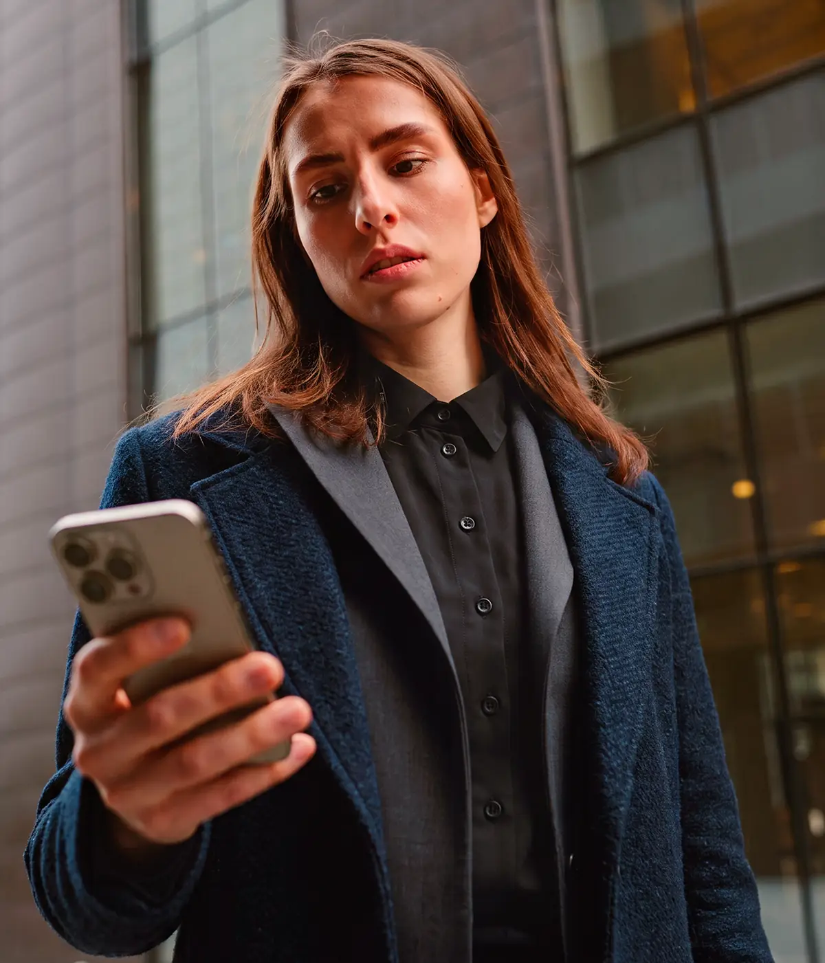 Advogada conferindo notificações do InfraJus no celular